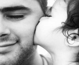 yapboz Baba kızını bir öpücük ve bir kucaklama alır